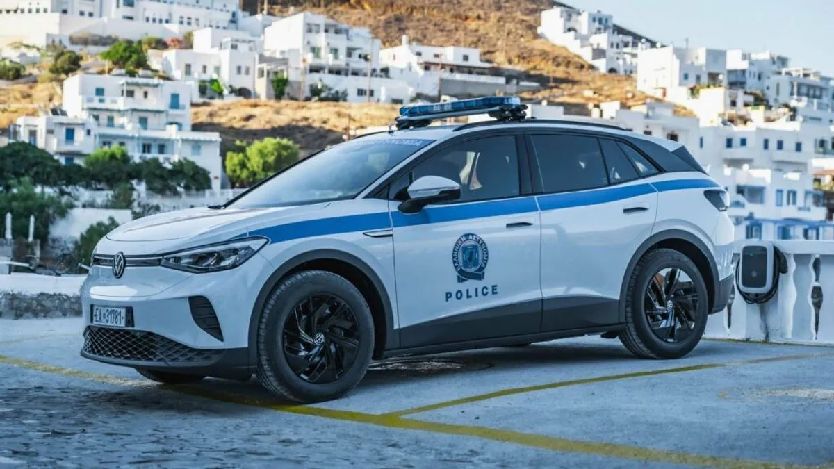 Bizaran incident se odigrao u Solunu u Grčkoj, gdje su policajci začuli plač bebe i otkrili da su je roditelji tokom noći ostavili na terasi.