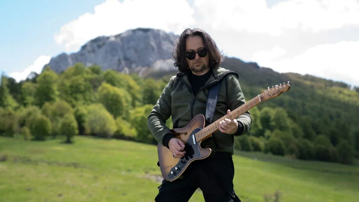 Ova emotivna etno gitarska kompozicija, u tradicionalnom ali i kompleksnom balkanskom ritmu, još jednom pokazuje virtuelno umijeće sviranja Hamdije Salihbegovića...