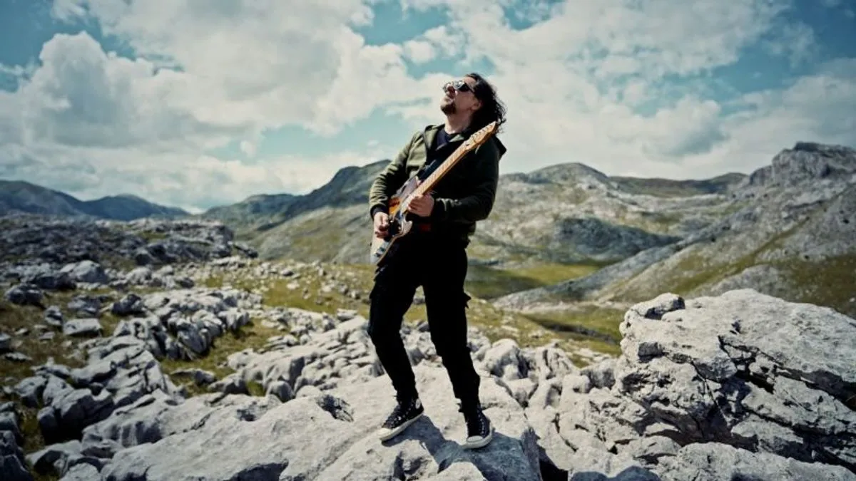 Ova emotivna etno gitarska kompozicija, u tradicionalnom ali i kompleksnom balkanskom ritmu, još jednom pokazuje virtuelno umijeće sviranja Hamdije Salihbegovića...