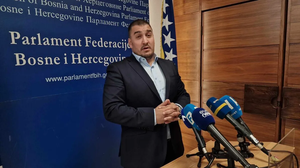 Zbog zmije kasni sjednica Parlamenta FBiH: Zahiragić tvrdi da je uzrok tender Trojke