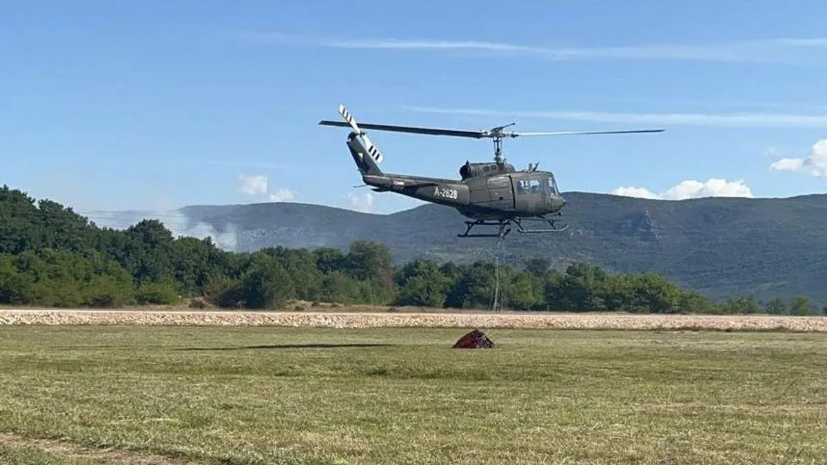 Avionska podrška, koja bi znatno olakšala gašenje iz zraka, trenutno je onemogućena zbog jakog vjetra.