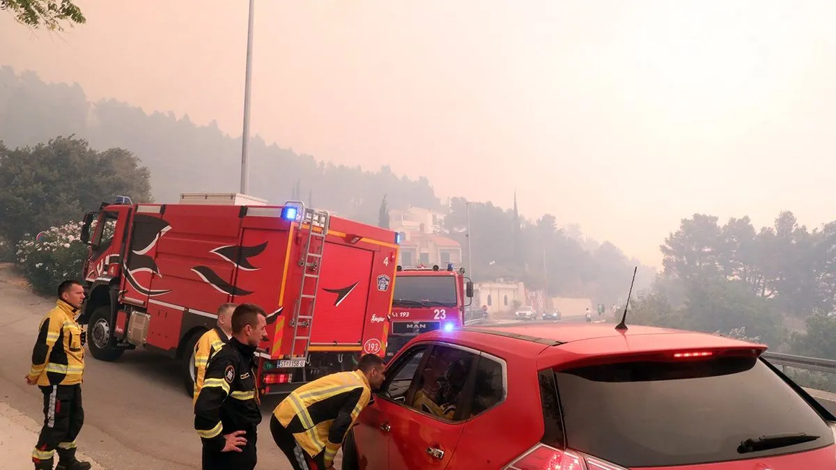Vatrogasci kažu da su na nogama ekipe iz sedam operativnih područja i požar gase dva aviona