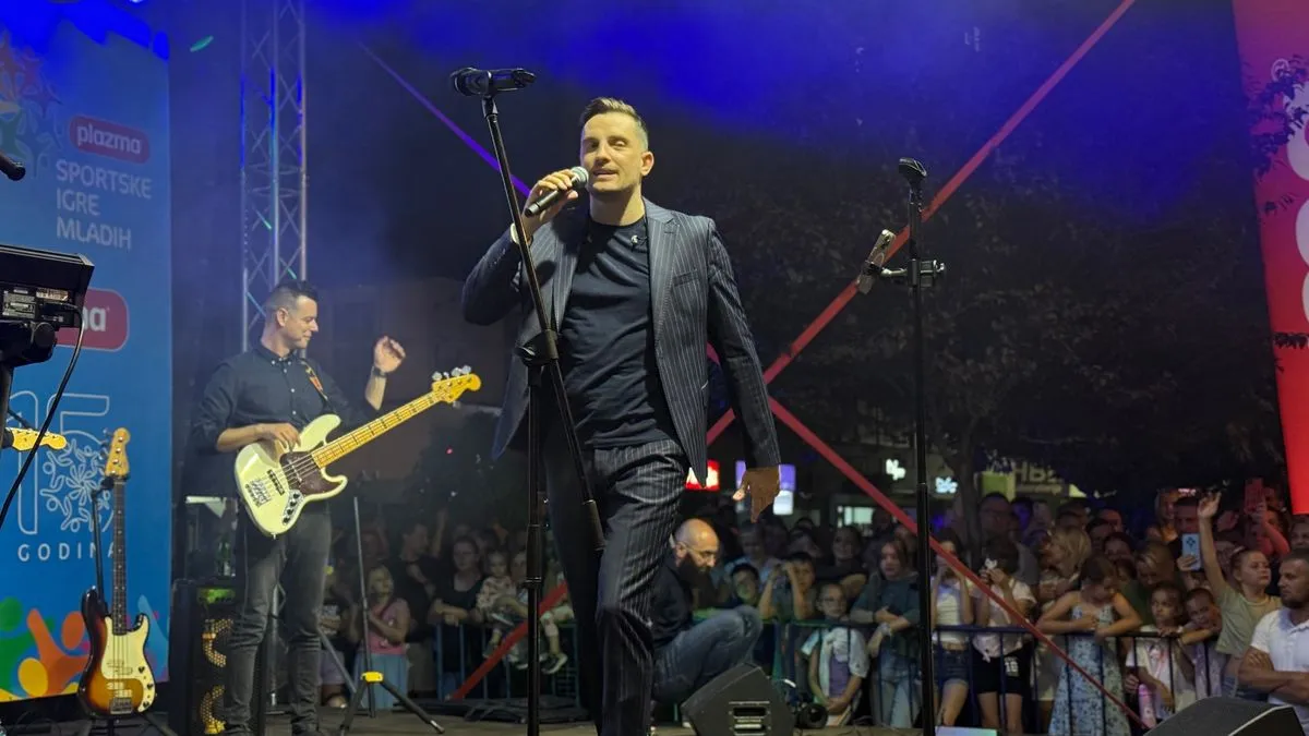  Mirzi se na sceni kao specijalna gošća pridružila bh. pjevačica Ilma Karahmet 