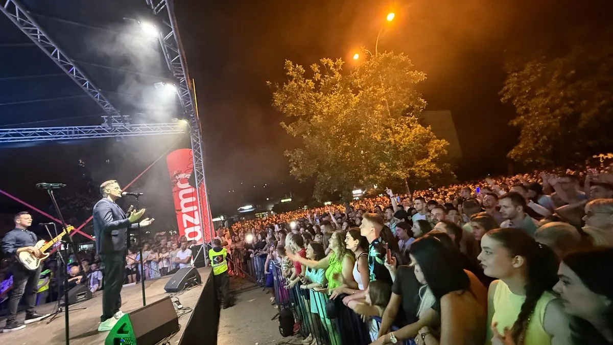 Mirza Selimović održao koncert na Dobrinji: Publika je uživala u mnogim hitovima
