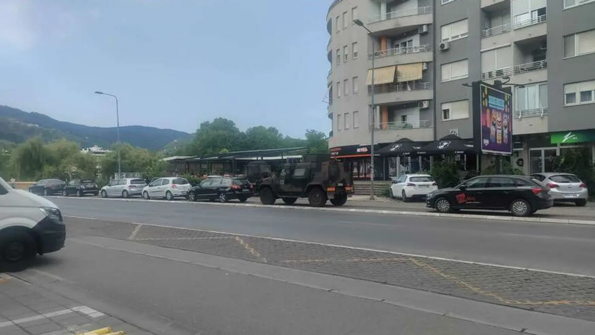 Vozila EUFOR-a sa više vojnika parkirana su u neposrednoj blizini mosta "Venecija" u Banjoj Luci. 