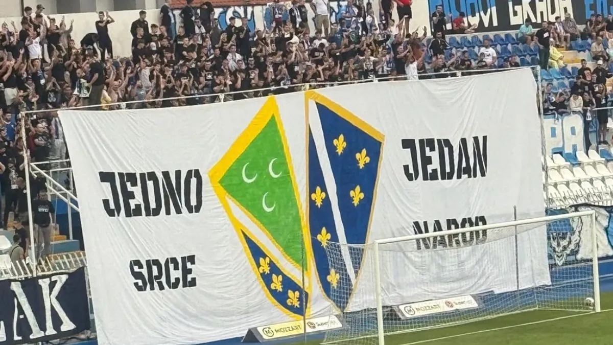 U jednom trenutku s tribina se čula i himna Republike BiH "Jedna si jedina"