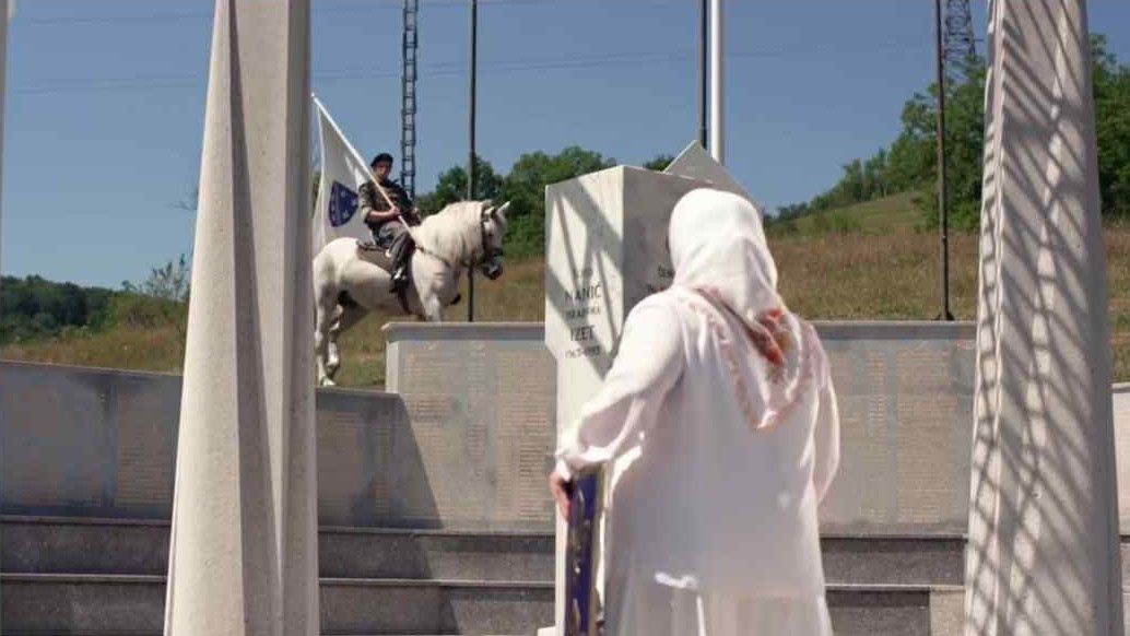 Danas, baš tu gdje su se njih devetorica heroja i šehida u smrti okupila, na konjima snažnim bosanskim, na Golom Brdu, na Žuči, raširila su se u svojoj bjelini Krila slobode