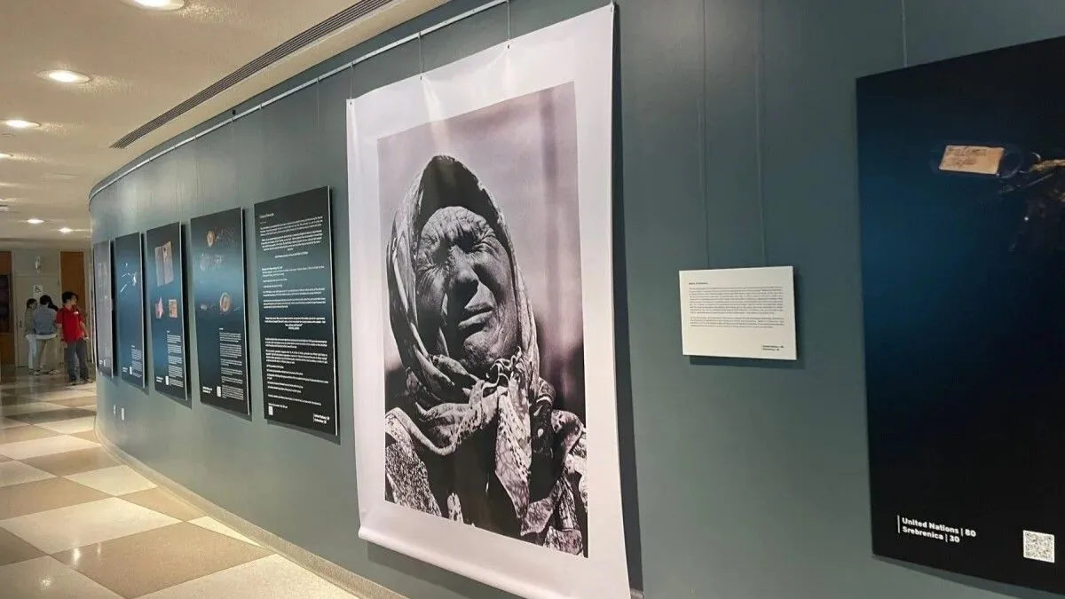 Kroz lične priče i autentične prikaze, posjetioci će imati priliku da se upoznaju sa pričama o izgubljenim životima, razorenim porodicama i zajednici uništenoj genocidom