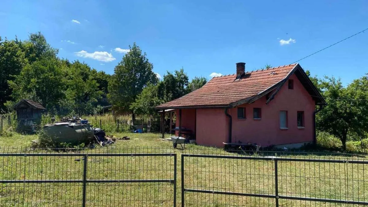  Niti jedan materijalni dokaz prikupljen na mjestu događaja ne upućuje i ne indicira da je smrt nastupila kao posljedica djelovanja druge osobe