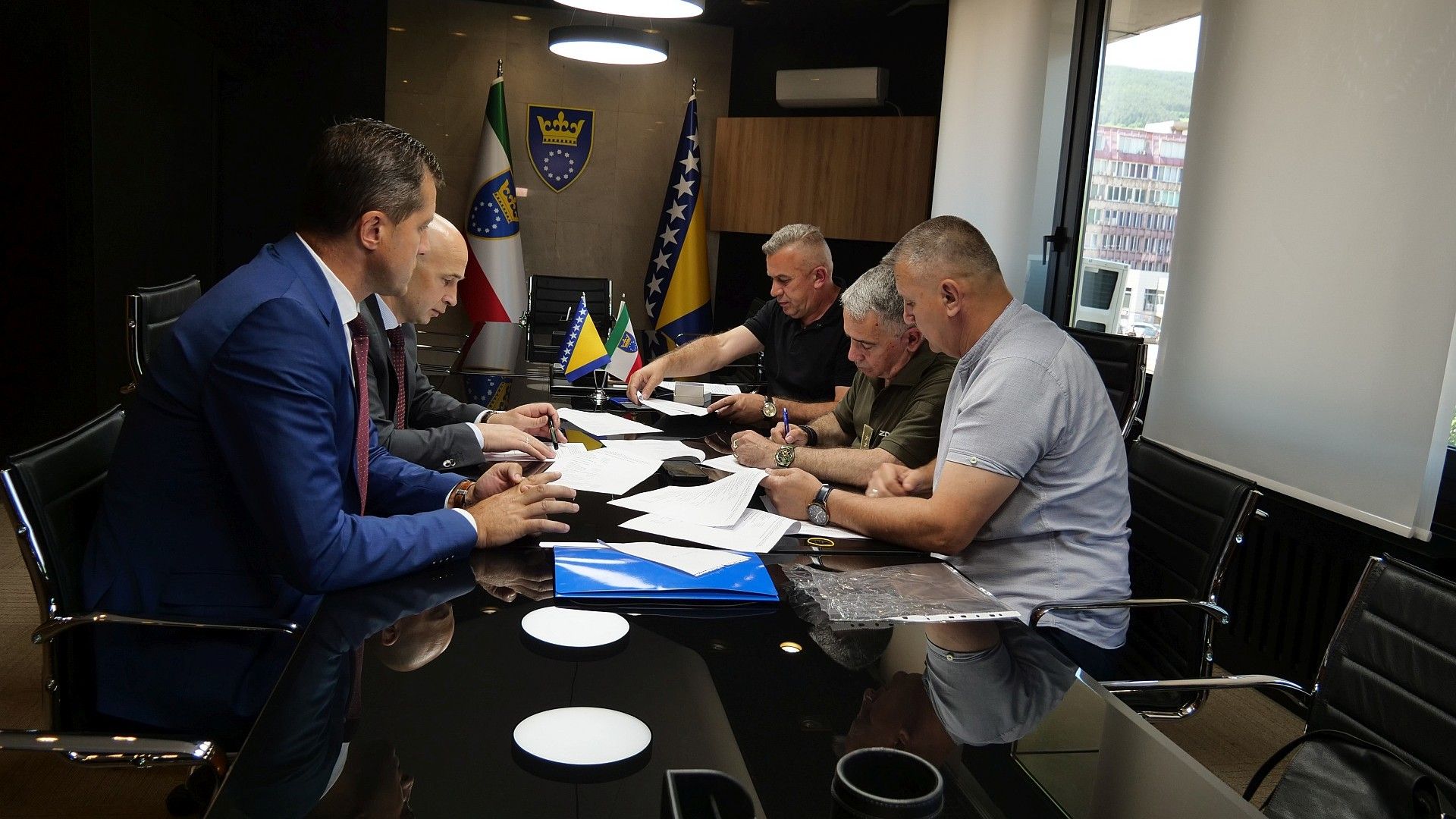Potpisan novi kolektivni ugovor za pripadnike MUP-a: Unaprijeđena prava 1.000 policajaca u ZDK