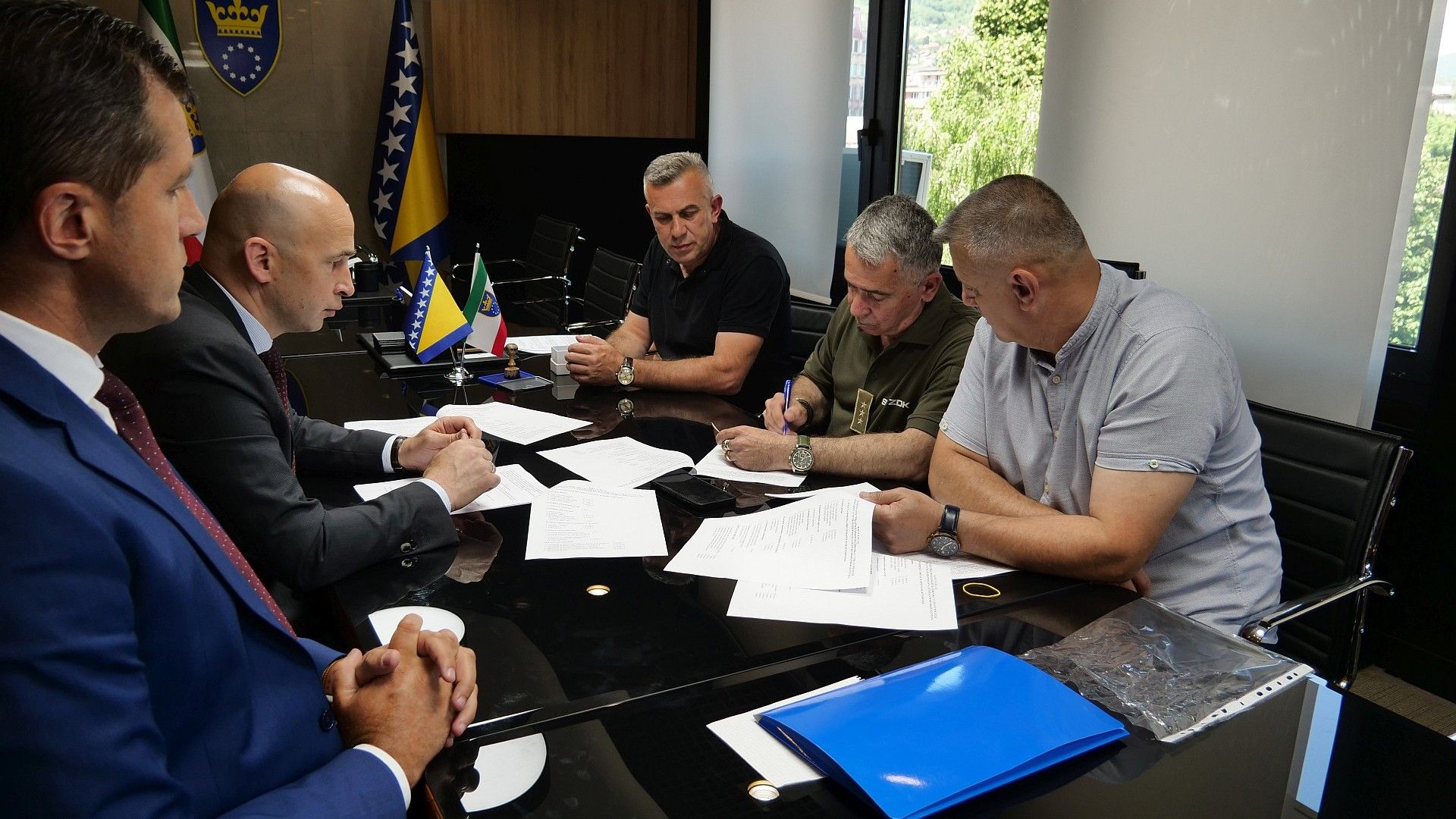 Potpisan novi kolektivni ugovor za pripadnike MUP-a: Unaprijeđena prava 1.000 policajaca u ZDK