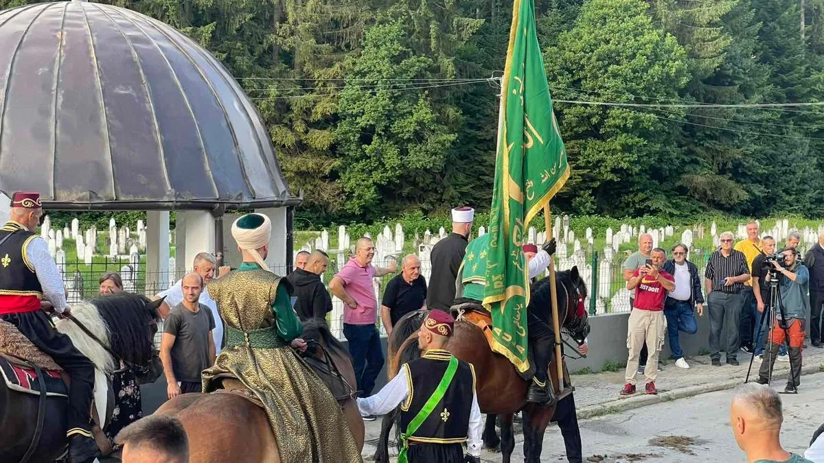 Prije polaska prema Donjem Vakufu, Muhamed-ef. Pezić je proučio dovu i poželio svim konjanicima sretan put.