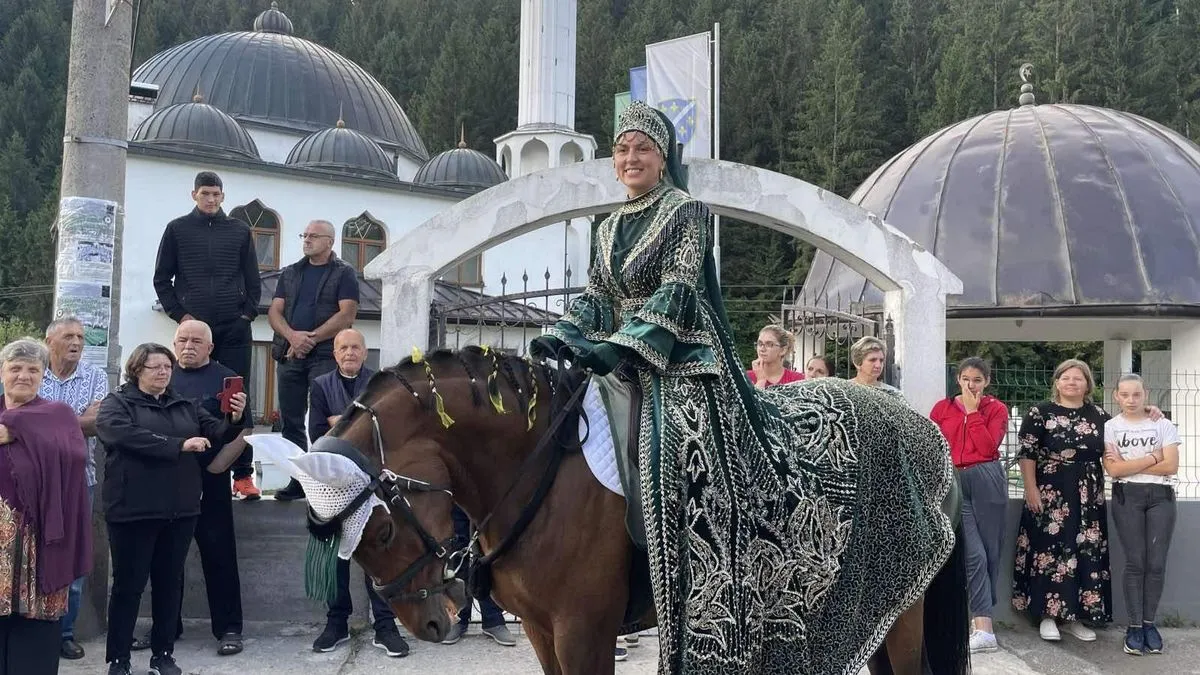 Prije polaska prema Donjem Vakufu, Muhamed-ef. Pezić je proučio dovu i poželio svim konjanicima sretan put.
