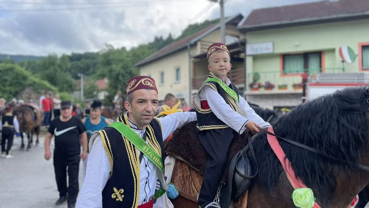 Prije polaska prema Donjem Vakufu, Muhamed-ef. Pezić je proučio dovu i poželio svim konjanicima sretan put.