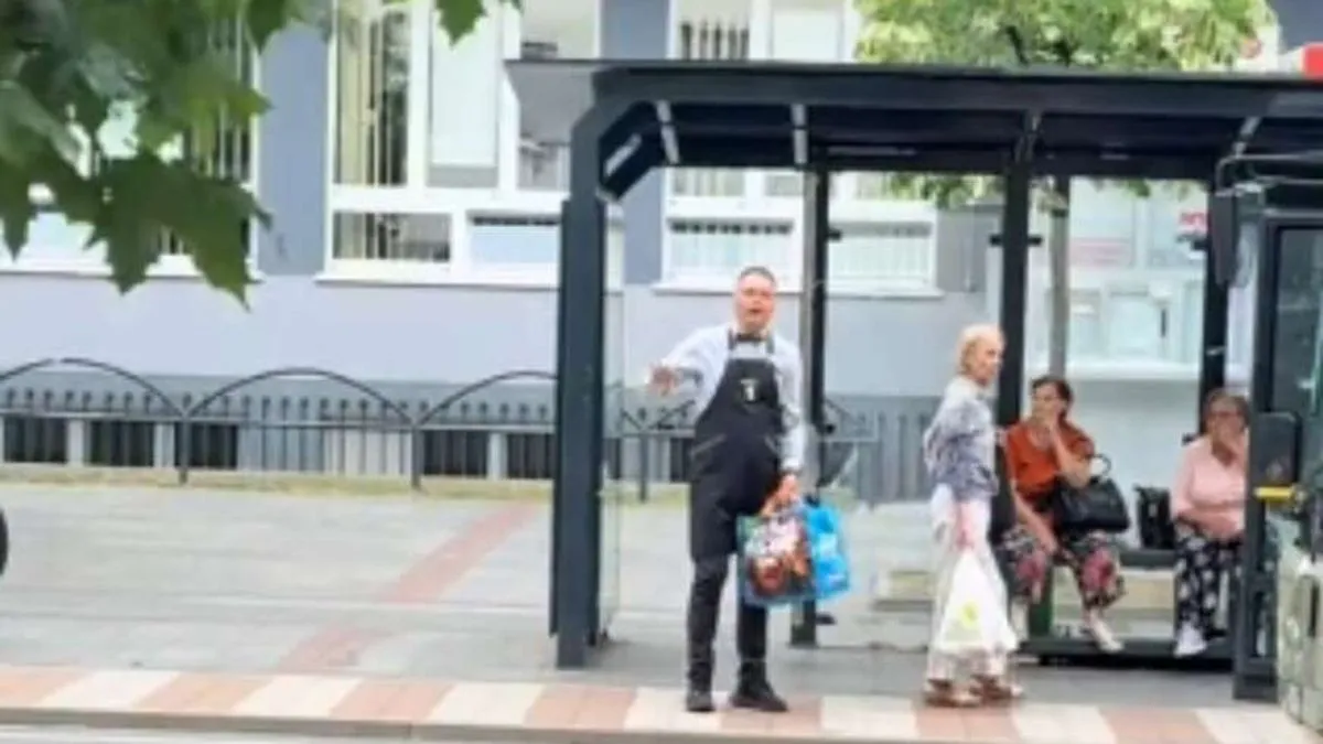 Jedan konobar velikog srca iz Banjaluke oduševio je korisnike društvenih mreža svojim gestom, a ovaj prizor vratio je vjeru i nadu u dobre ljude. 