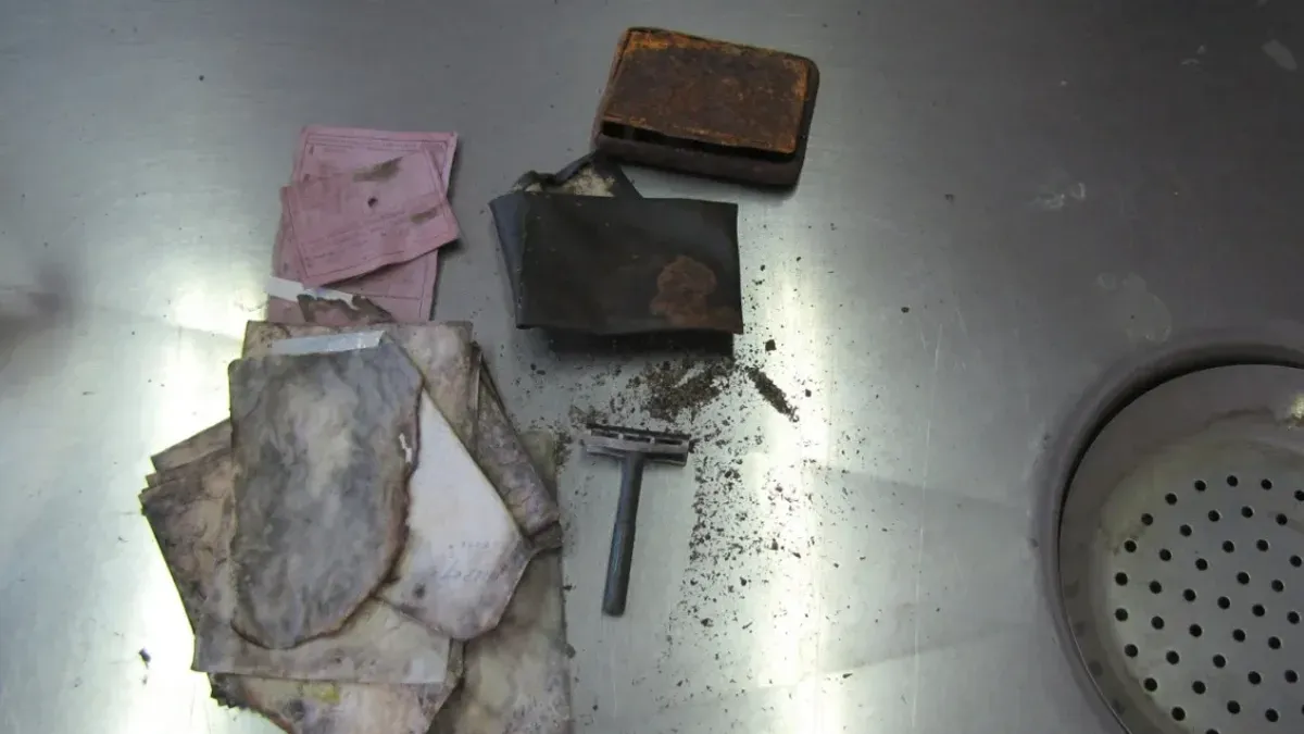 Radi se o odjevnim predmetima i ličnim stvarima žrtava genocida iz jula 1995. godine