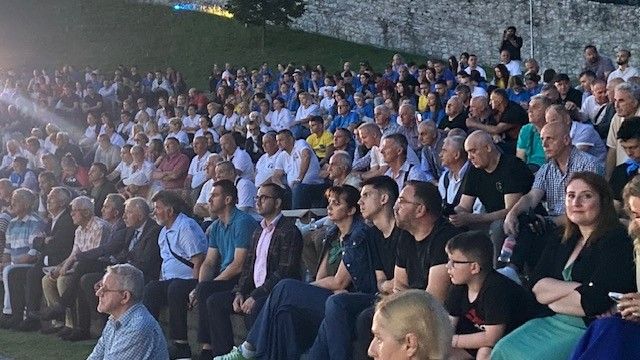 function r(){if(it(n),n.value===Hm){let o=null;throw new D(-950,o)}return n.value}