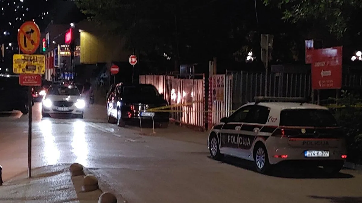 Na mjestu događaja odmah je intervenisala policija, a područje je osigurano žutim trakama dok traje uviđaj.