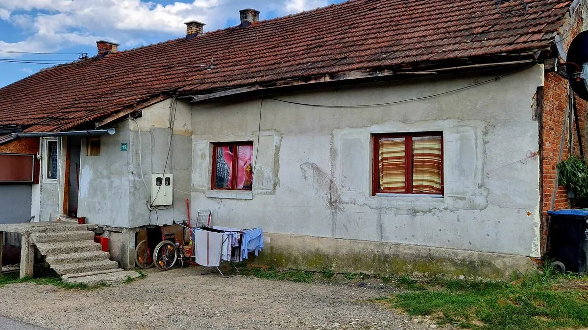 Elvis Seferović ima samo 35 godina, ali je njegovo lice starije od njegovih godina. 