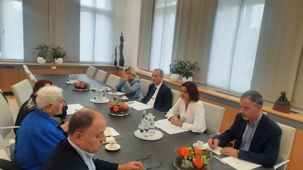 Posebna važnost je iskazana na neophodnosti edukacije mladih kroz obrazovni sistem sa ciljem upoznavanja mladih sa rezultatima rada Haškog tribunala.