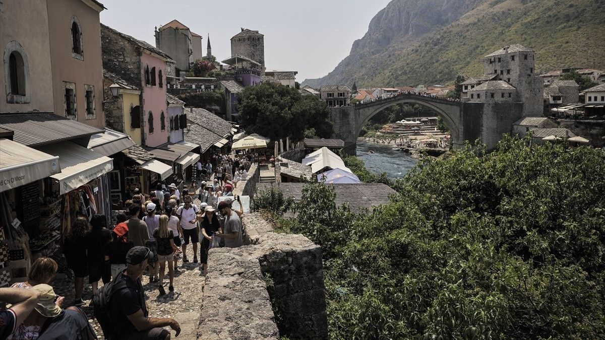 Jutarnji i prijepodnevni sati ugodniji, sa više svježine, potom bi, usljed natprosječnih temperatura, kod hroničnih bolesnika mogle nastupiti umjerene tegobe. 