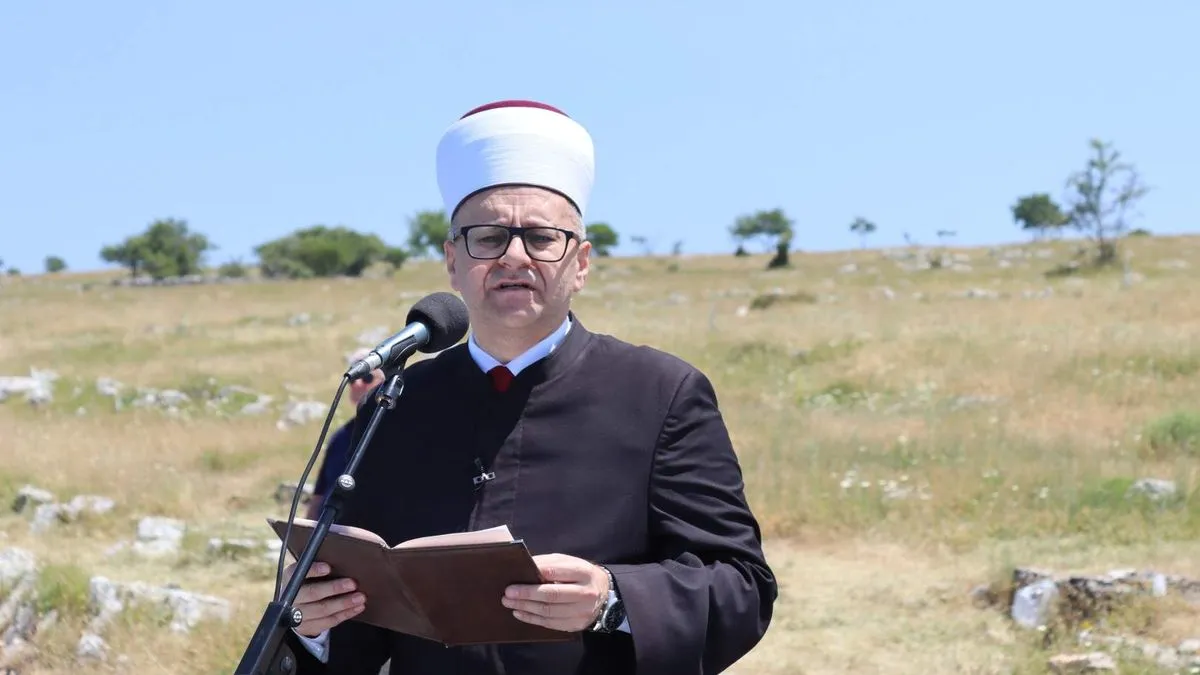 Nekoliko hiljada vjernika klanjalo dženazu namaz žrtvama zločina počinjenog u Žuljima