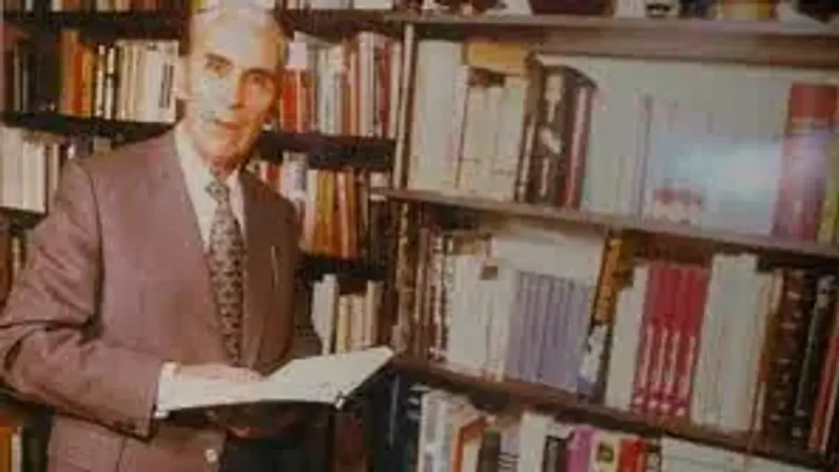 Prvu knjigu književnih ogleda „Iznad i ispod teksta“ objavio je 1969. godine