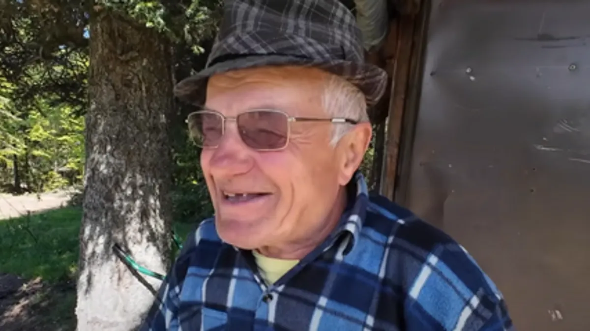   Mujo Pugonja ima 77 godina, a posljednjih 20 godina živi u šumi na planini Vranica kod Fojnice. ima 77 godina, a posljednjih 20 godina živi u šumi na planini Vranica kod Fojnice.