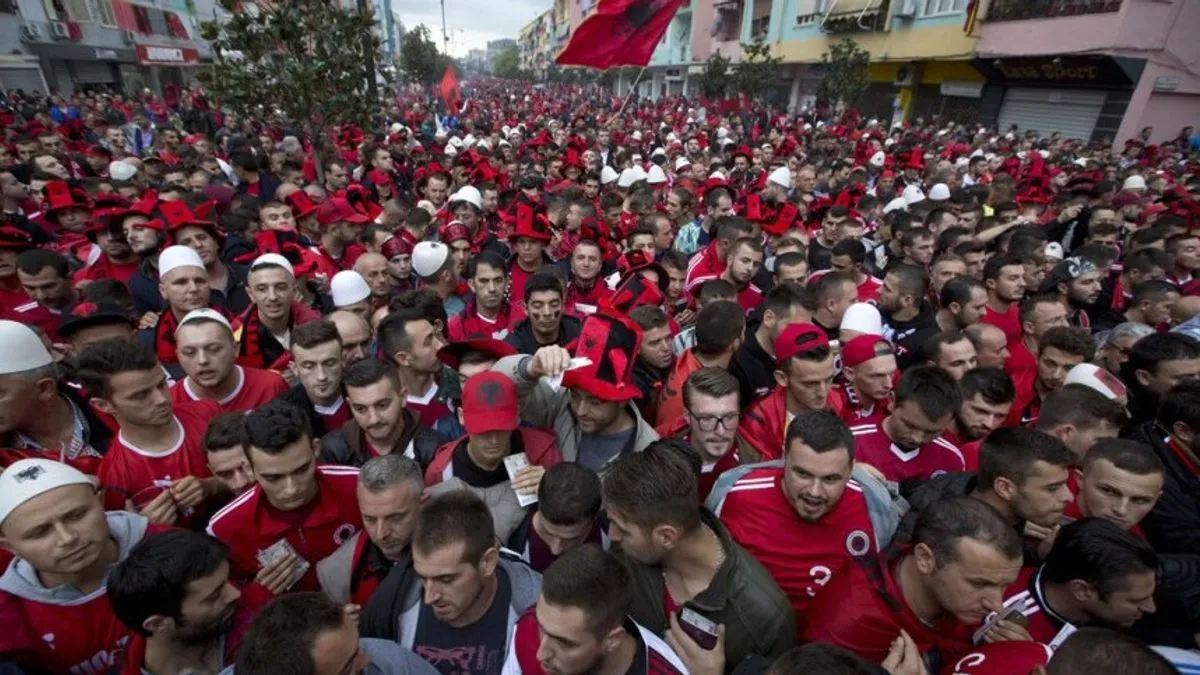 Veća grupa navijača fudbalske reprezentacije Albanije u subotu navečer je u centru Tirane rastrgala zastavu Srbije.