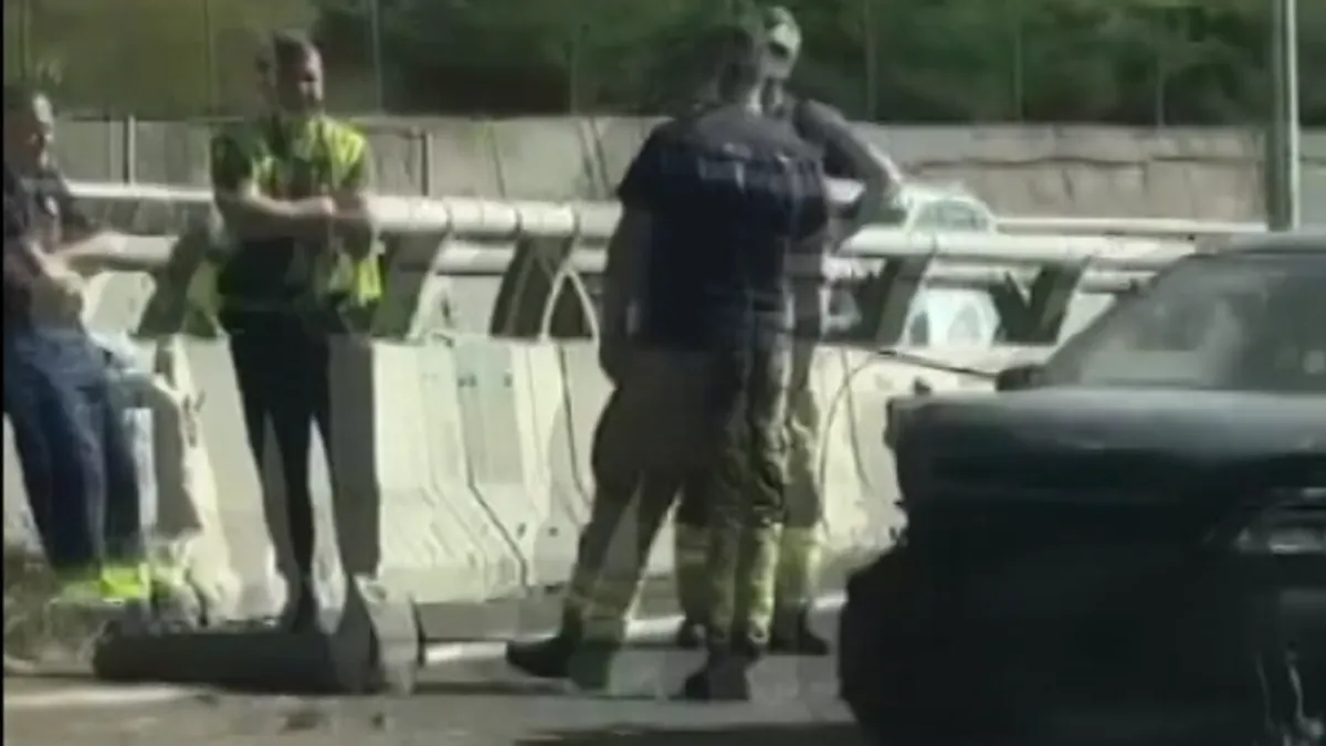 Vozači oprez: Sa kamiona ispala armatura na autoput, saobraćaj obustavljen