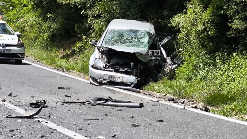 Suvozač iz istog vozila, A.S., također iz Srebrenika, prošao je s lakšim tjelesnim povredama, koje su konstatovane na KUM-u UKC Sarajevo.