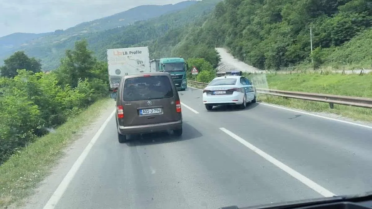 Na vozilima je pričinjena materijalna šteta, a stepen povreda kod povrijeđenih nije poznat. 