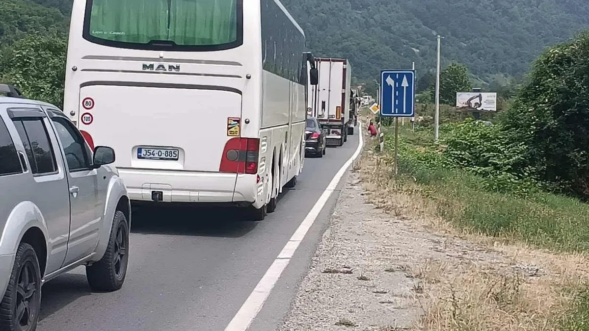 Na vozilima je pričinjena materijalna šteta, a stepen povreda kod povrijeđenih nije poznat. 