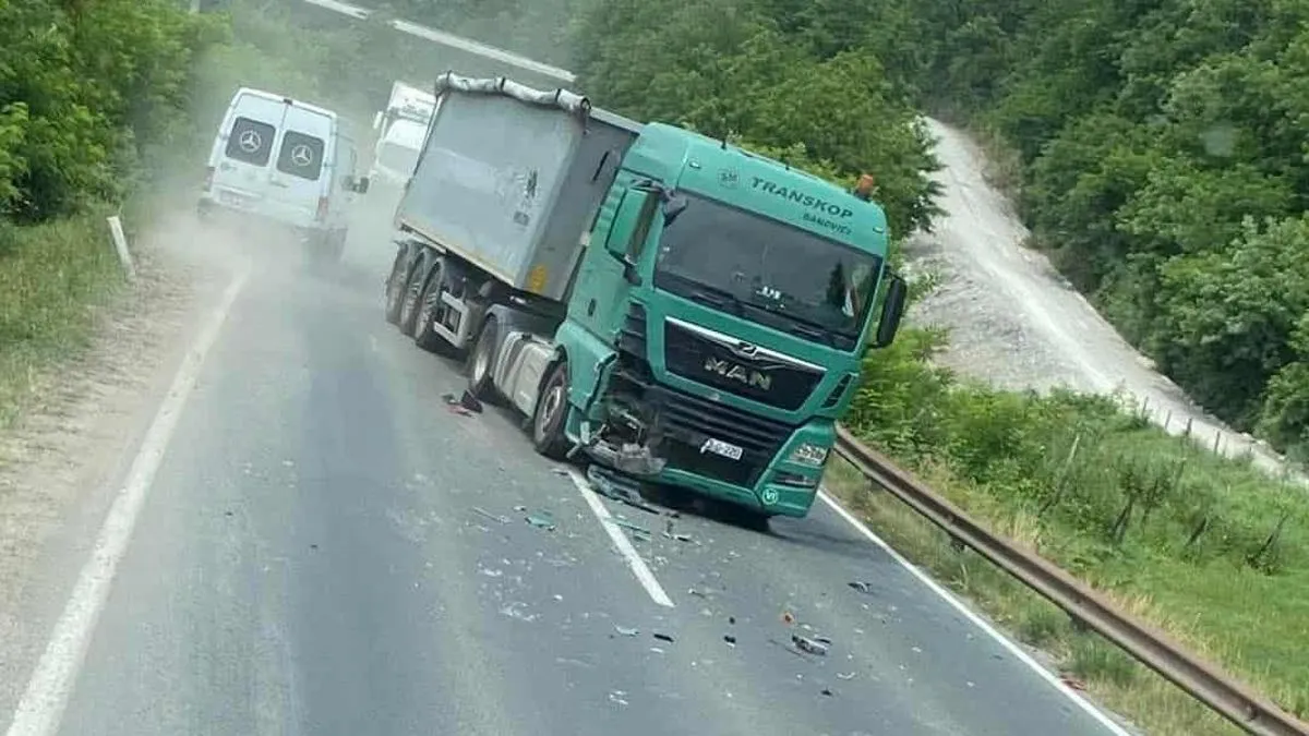 Na vozilima je pričinjena materijalna šteta, a stepen povreda kod povrijeđenih nije poznat. 