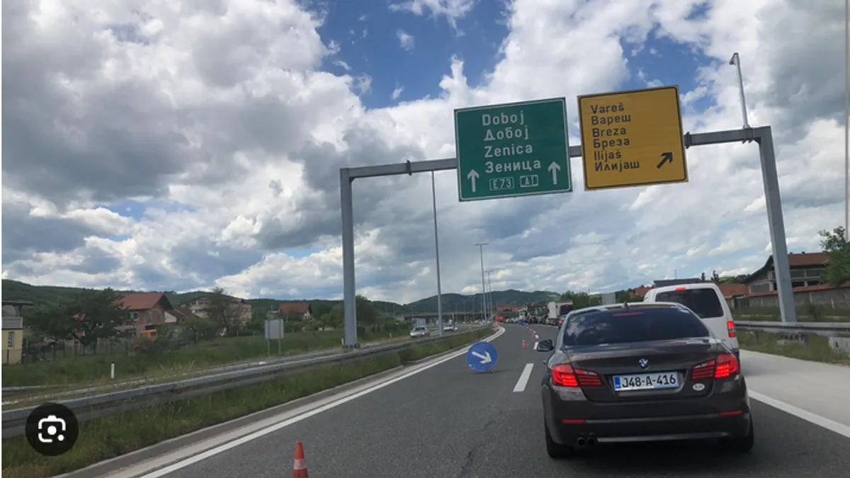 Na dionici autoputa između Kaknja i Visokog danas je došlo do saobraćajne nesreće u kojoj je automobil udario radnika koji je učestvovao u iscrtavanju saobraćajnih linija.