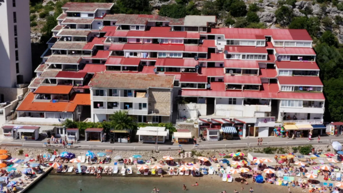   Iako je često na udaru kritika zbog visokih cijena, jedini grad moru u BiH, Neum i ove godine očekuje veliki broj turista.