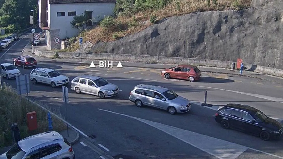 Vozačima se preporučuje da planiraju svoje putovanje unaprijed, prate stanje na cestama i ostanu strpljivi tokom puta.