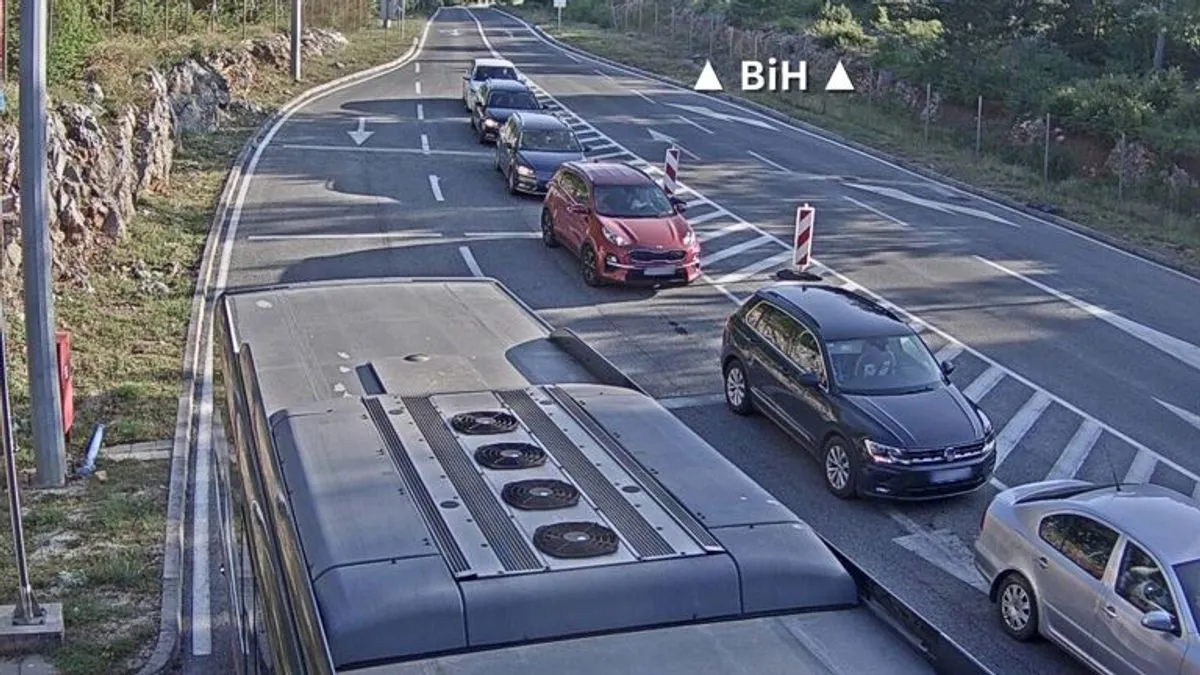 Vozačima se preporučuje da planiraju svoje putovanje unaprijed, prate stanje na cestama i ostanu strpljivi tokom puta.