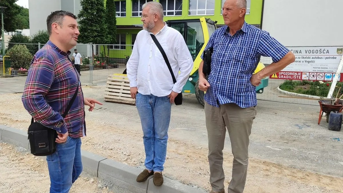 U sklopu navedenih radova predviđeno je da se izvrši izgradnja autobuskog stajališta za potrebe škole i sanacija dijela saobraćajnice i parking površine u ulici Jošanička.