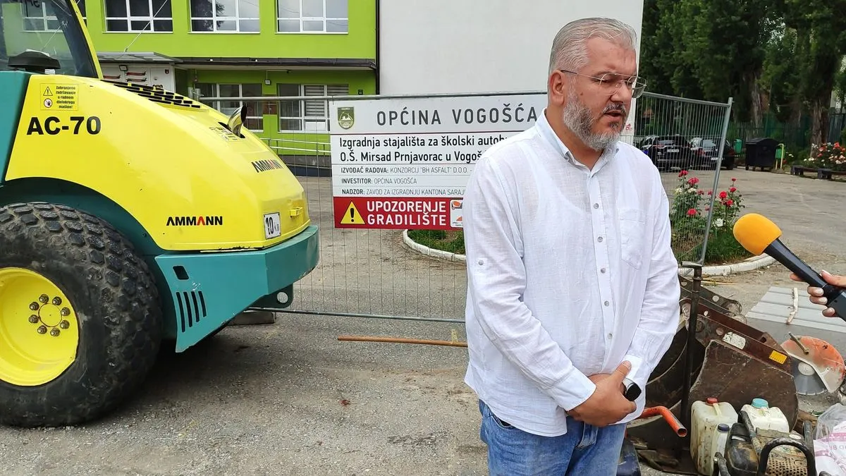 U sklopu navedenih radova predviđeno je da se izvrši izgradnja autobuskog stajališta za potrebe škole i sanacija dijela saobraćajnice i parking površine u ulici Jošanička.