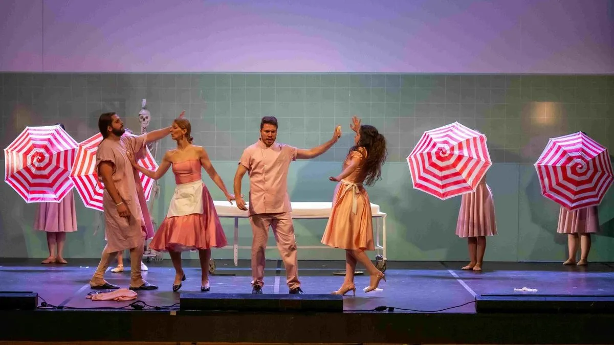 Ovom premijerom Opera Narodnog pozorišta Sarajevo zaokružuje trilogiju američkih kompozitora Gian Carla Menottija, Georgea Gershwina i Douglasa Moora.