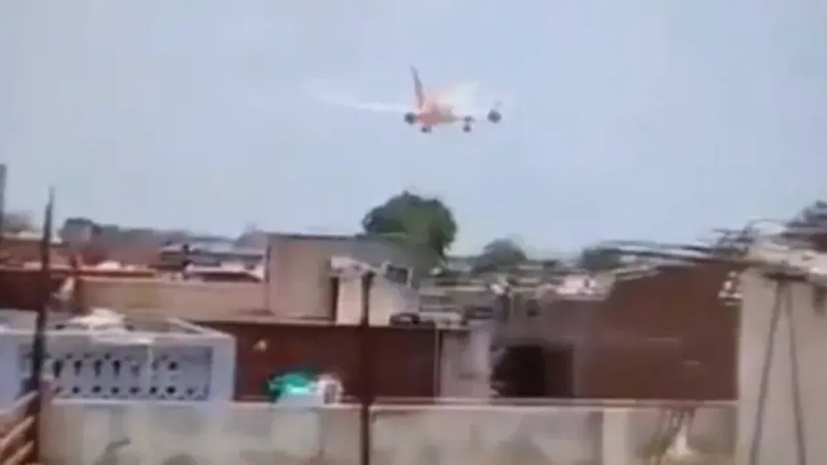 Avion pao je u četvrti Meghaninagar što je izazvalo paniku i haos na tlu