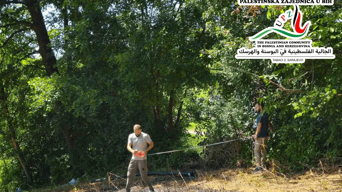 Iako je Munira naslijedila zemljište od svojih roditelja, porodica nema finansijskih sredstava za izgradnju kuće.