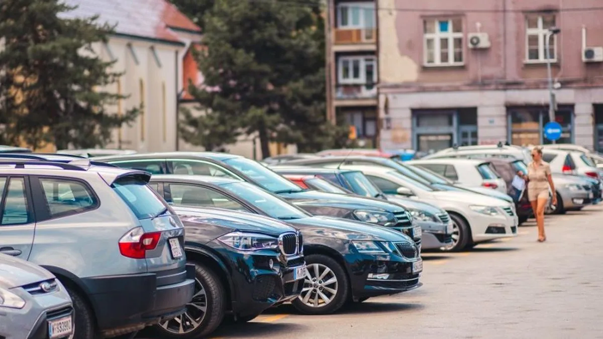 On je rekao da je naplata parkinga funkcionisala sve dok gradonačelnik nije odlučio da samovoljno donese pravilnik bez skupštine i promijeni cijene parkinga...