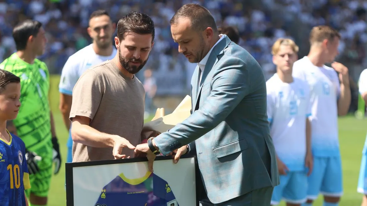 Održana je kratka ceremonija oproštaja Miralema Pjanića od reprezentacije BiH. Malom princu je uručen prigodan poklon, a održao je i kratki govor.