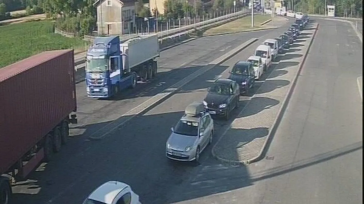 Na nekim dionicama zabilježene su i potpune obustave saobraćaja. 