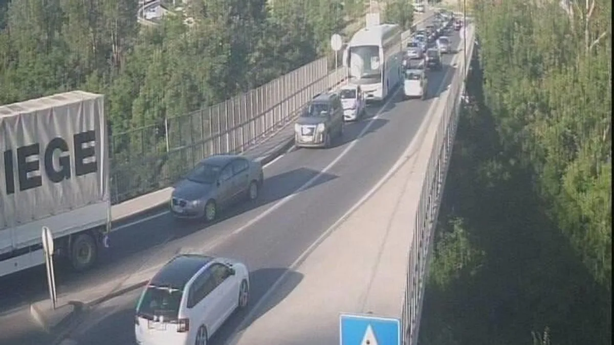 Na nekim dionicama zabilježene su i potpune obustave saobraćaja. 