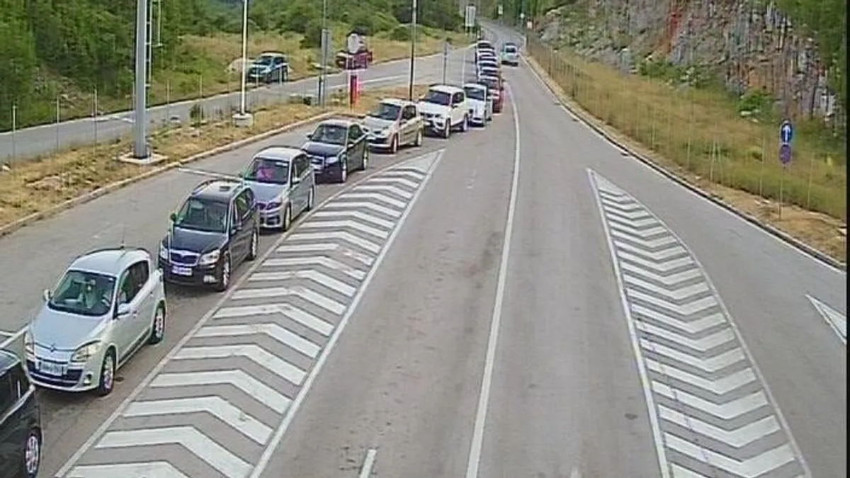 Na nekim dionicama zabilježene su i potpune obustave saobraćaja. 