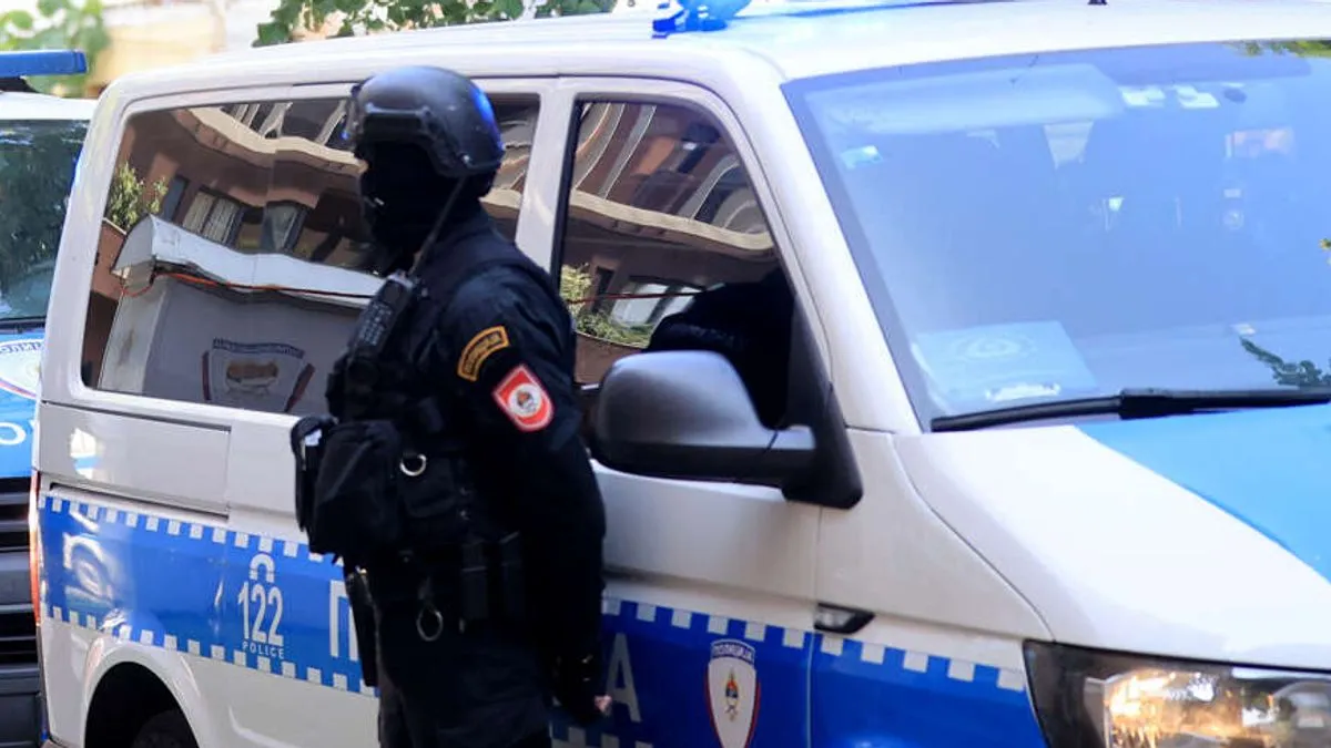 Pripadnici Policijske uprave Banja Luka jučer su uhapsili D.P. iz tog grada, koji je osumnjičen da je pokazivao spolni organ na ulici, te odbio testiranje na drogu i alkohol. 