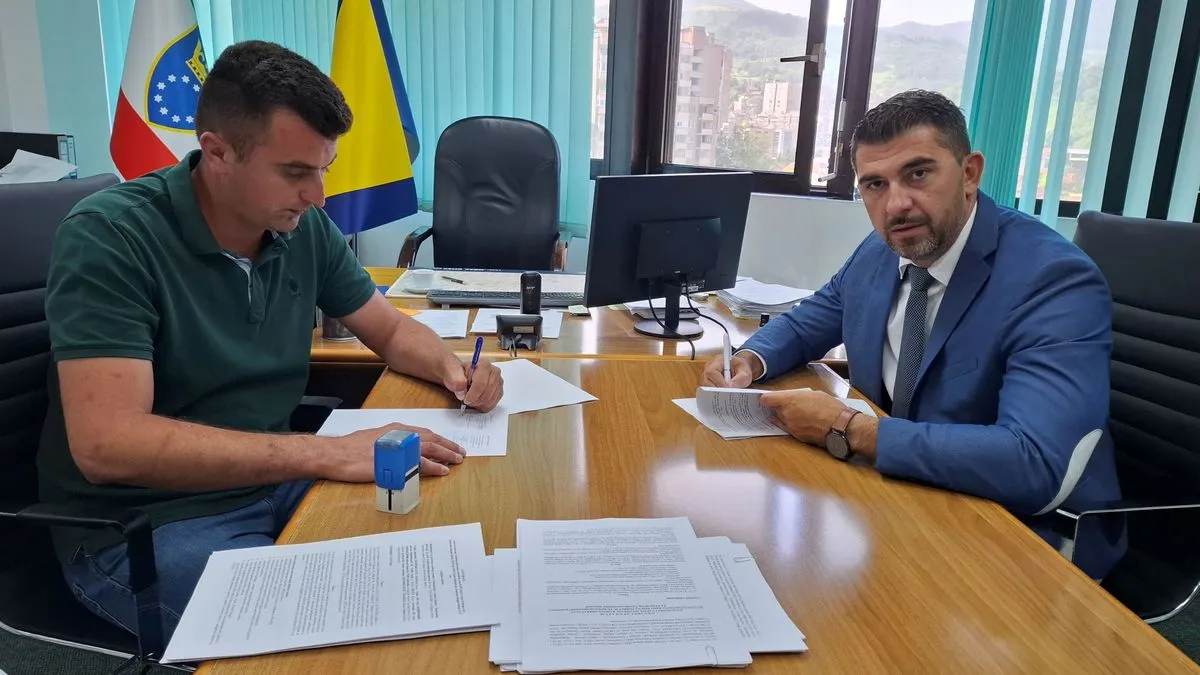 Izvođači izabrani nakon javnog poziva, ugovorom su se obavezali da će vršiti redovnu opravku kolovoza trupa puta, potpornih zidova, održavati bankine, usjeke i nasipe...